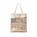 Détail rapproché de l'impression artistique de ville européenne sur le sac en toile. - Coton Lin Impression Double Face + Fermeture Eclair + Poche Intérieure / Illustration Japonaise Verticale 13 (Sangle Beige)