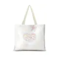 Gros plan sur les details de l'illustration de lapin mignon avec cœur sur le sac en toile blanche. - Coton et lin [Impression recto-verso + fermeture éclair + poche intérieure] / Style Ballet Crème Horizontal 03 (Sangle Beige)