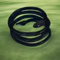 Primo piano di un bracciale serpente nero avvolto in stile punk con design a più anelli. - Nero