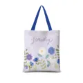Vue rapprochée du sac cabas en toile avec imprimé floral aquarelle frais et texte de janvier. - Floral Aquarelle Vertical 01 Sangle Bleue