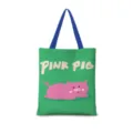 Dettaglio borsa shopper in tela verde, grafica maialino rosa e manici blu per uso quotidiano. - Dopamina Verticale Piatta 06 (Cinturino Blu)