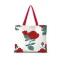 Nahaufnahme der Canvas-Tasche mit leuchtend roten Rosen und grünen Blättern Detail. - Baumwollleinen [Doppelseitiger Druck + Reißverschluss + Innentasche] / Handgemachte Rosen Blumen Horizontal 04 [Roter Gurt]