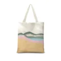 Gros plan détaillé du sac cabas en toile imprimé d'un paysage artistique avec des montagnes. - Paysage Tranquille Vertical 04 Sangle Beige