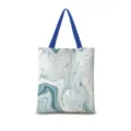 Vue détaillée du sac cabas en toile de coton avec motif marbre abstrait bleu et sangles. - Abstrait Littéraire Vertical 02 [Sangle Bleue]