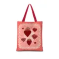 Gros plan sur le détail du sac fourre-tout rose avec des poignées rouges et un cœur brodé. - Romantisme Vertical 06 - Sangle Rouge