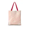 Sac cabas en toile à motif marbre rose vue détaillée avec bretelles rouges et design épuré. - Abstrait Littéraire Vertical 07 [Sangle Rouge]