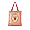 Vue rapprochée détaillée du sac cabas en toile vintage au cœur sacré, poignées rouges et dentelle. - Romantisme Vertical 09 - Sangle Rouge