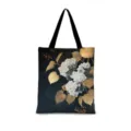 Vue détaillée montrant le motif floral d'hortensia noir et or exquis sur le sac en toile. - Version Verticale 03 (Sangle Noire) / Coton Lin Impression Double Face Fermeture Éclair Poche Intérieure / Noir