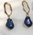 Boucles d'oreilles géométriques en métal creux avec perles baroques bleu foncé. - Bleu