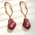 Boucles d'oreilles pendantes géométriques en métal baroque irrégulier avec perle rouge sku - Rose Violet