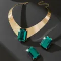 Detailed view of the luxury emerald green gemstone choker necklace and earrings set, elegant. - Green