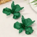 Boucles d'oreilles fleuries laquees plissees vertes, vue de detail, bijoux en metal. - Vert