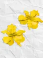 Grandes boucles d'oreilles fleuries pliees jaunes bijoux geometriques tendance pour soirees. - Jaune