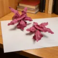 Vue détaillée de boucles d'oreilles fleurs laquées rose plissées géométriques surdimensionnées. - Rouge Rose Clair