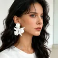 Boucles d'oreilles fleur blanche plissée géométrique surdimensionnée mode femme. - Blanc
