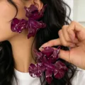 Grandes boucles d'oreilles fleurs plissées avec finition brillante en violet foncé chic. - Fuchsia
