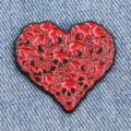 Broche en métal cœur crâne rouge gothique, badge punk style sombre pour accessoires vêtements. - Style Cœur Crâne Empilé (D18-5-887)