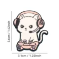 Gros plan détail du pin's émaillé chat gaming mignon avec casque et manette de jeu. - Chat Gamer avec Casque / Chat 2