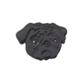 Gedetailleerde close-up van een schattige zwarte mops hond hoofd emaille speld badge metaal. - Mops (E14-5-534)