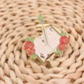 Leuke creatieve college stijl geëmailleerde speld broche met uniek boek zwaard en roos ontwerp. - Amerikaanse Boek Brosche