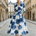 Κομψό μπλε και λευκό midi φόρεμα tie-dye με V λαιμόκοψη και κομψή εφαρμοστή μέση γυναίκας. - XS / Dresses / Μπλε και Λευκό Tie-dye (Στυλ 12)