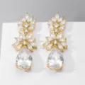Prachtige zirconia oren met druppelhangers en een elegant geometrisch bloemendesign voor dames. - Goud