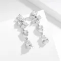 Elegante lange zilveren oorbellen met prachtige sprankelende zirkonia stenen voor dames. - Waterdruppel Bloem Kwastje (Witte Zirconia) / Zilveren Stijl