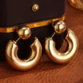 Chunky gouden creolen oorbellen dubbelzijdige bal oorbellen minimalistische sieraden. - Bol C-Vorm Voor En Achter Stijl / Goud