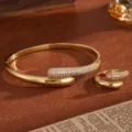 Vergulde C-vormige open armband en ring set, elegante sieraden met prachtige zirkoon. - Armband en Oorbellen / Goud