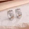 Zilverkleurige zirkonia klaverblad creolen, elegante en stijlvolle modieuze sieraden. - Zilvertint Witte Zirconia