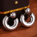 Roestvrijstalen dubbele bal C-vormige oorringen, trendy minimalistische titanium sieraden. - Bol C-Vorm Voor En Achter Stijl / Zilver
