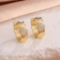 Gouden oorbellen met fonkelende zirkonia stenen in een prachtig vierbladig klaverontwerp. - 16K Goud Witte Zirconia