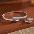 Zilverkleurige C-vormige open armband en ring set met schitterende zirkonia kristallen. - Armband en Oorbellen / Zilver
