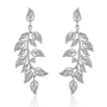 Elegante zilverkleurige lange oorbellen met bladeren en schitterende zirkonia stenen. - Platina