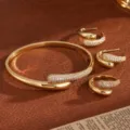 Luxe vergulde C-vormige strass armband ring oorbellen sieradenset voor dames en meisjes. - Armband Ring en Oorbellen / Goud