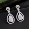 Schitterende peervormige zirkonia orenhangers met pavé rand, elegante zilveren trouwsieraden. - Zilver