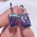 Close-up detail paarse vierkante zirkoon smeltende druppel oorbellen zilver. - Stijl B Paars Vierkant