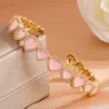 Verguld open armbandje met roze geëmailleerde hartjes en sprankelende zirkoniasteentjes. - Goud-Roze Armband B