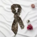 Chique zijden sjaal met luipaardprint voor dames, elegante lange halsdoek in Franse stijl. - Luipaardprint