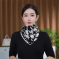 Gebreide driehoekige sjaal met houndstooth motief, stijlvolle en warme nekwarmer voor vrouwen. - Hondenpoot