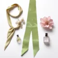 Gros plan détaillé de rubans de cheveux en satin lisse avec des accessoires assortis. - Vert