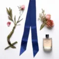 Detail de ruban satin strass bleu, accessoire cheveux elegant ou foulard de soie decoratif. - Bleu Foncé