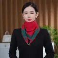 Detailed view of the red and green knit triangle scarf with metal chain, warm winter neck warmer. - Christmas Red and Green