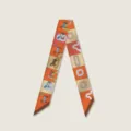 Gedetailleerd overzicht van luxe oranje zijden twilly sjaal met paard en geometrische print. - Kleurrijke Paardensprint 4