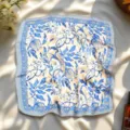 Kleine zijden sjaal met blauw-witte bloemenprint, elegante stijlvolle halsaccessoire. - Blauw-wit bloemmotief