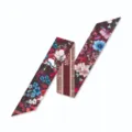 Detail van florale twilly sjaal, vintage zijden lint voor handtas decoratie en styling. - 1 Bloemenkunst