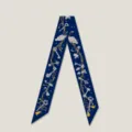 Luxe zijden twilly sjaal met elegante vintage sleutels en kettingen print voor handtas. - Marineblauw