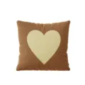 Primer plano de los detalles del cojín cuadrado marrón con diseño de corazón crema y tela. - Funda 35x35cm Sin Núcleo / Cachorro Maillard Crema B
