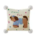 Detailopname van het schattige cartoon hondenkussen met witte pompons en leuke stippenprint. - Schattige Puppy Kussen B Witte Pompon / Dubbelzijdige Print 35x35cm (Hoes Zonder Vulling)