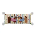 Gedetailleerd uitzicht op lang lendenkussen met schattige cartoon puppy print zacht pluche. - Schattige Puppy Kussen E (Lang) Witte Pompon / Dubbelzijdig Patroon 30x50cm (Hoes Zonder Vulling)